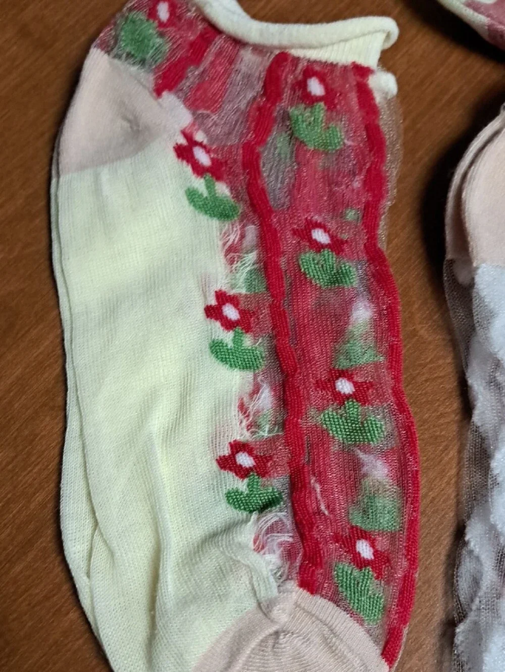 Women's Sheer Floral Ankle Socks - Red & Pink Floral Pattern